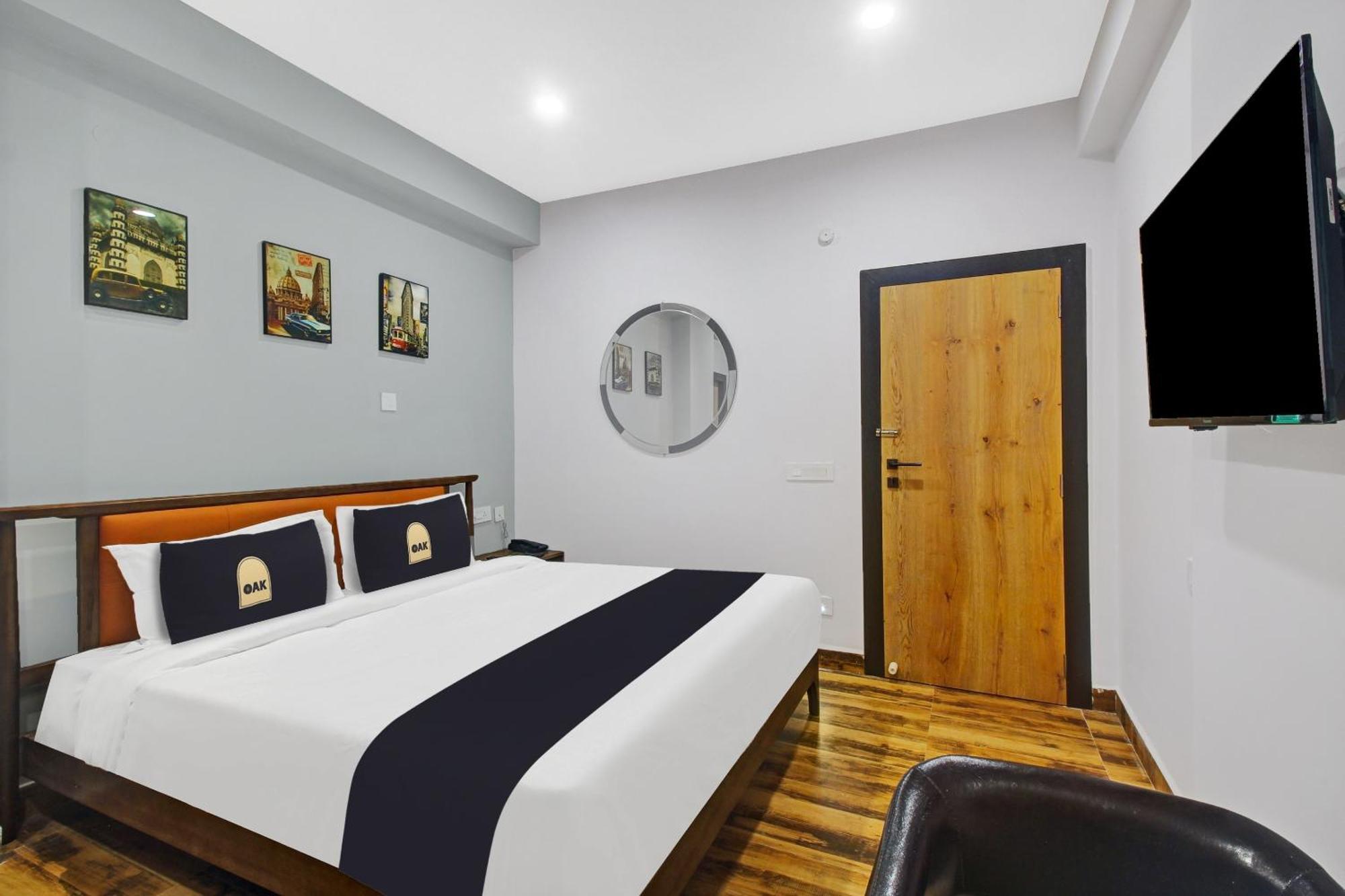 Super Townhouse Oak Hitec City Near Image Hospital Hyderabad Exterior photo