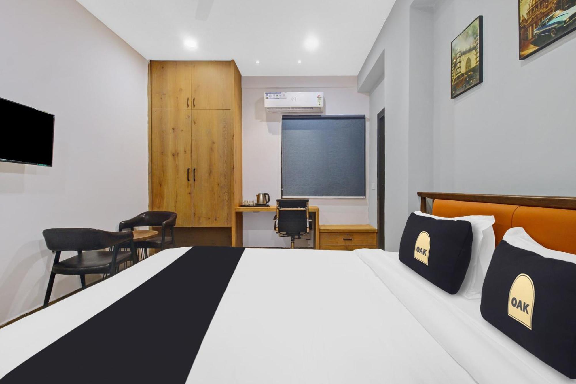 Super Townhouse Oak Hitec City Near Image Hospital Hyderabad Exterior photo