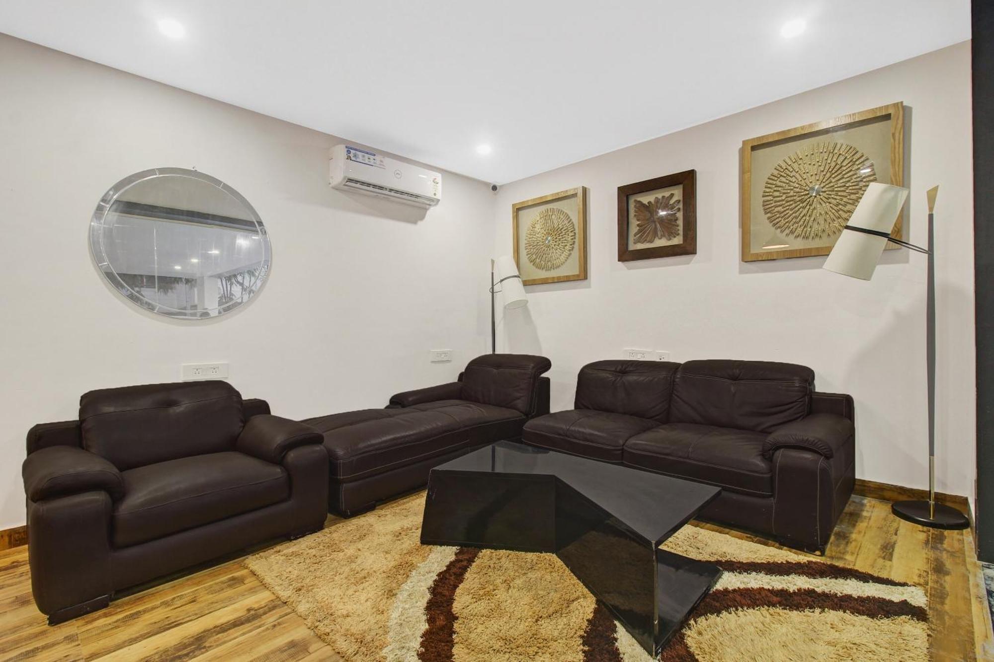 Super Townhouse Oak Hitec City Near Image Hospital Hyderabad Exterior photo