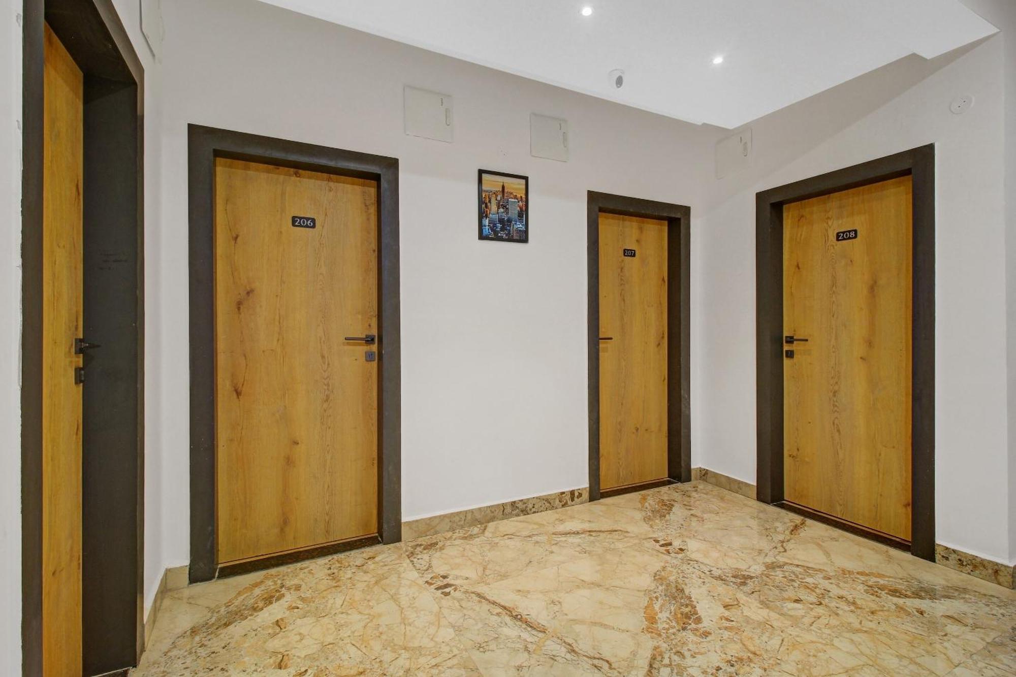 Super Townhouse Oak Hitec City Near Image Hospital Hyderabad Exterior photo